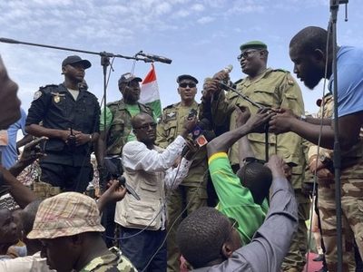 Nigerinos buscan voluntarios para ayudar a la junta militar ante una posible invasión