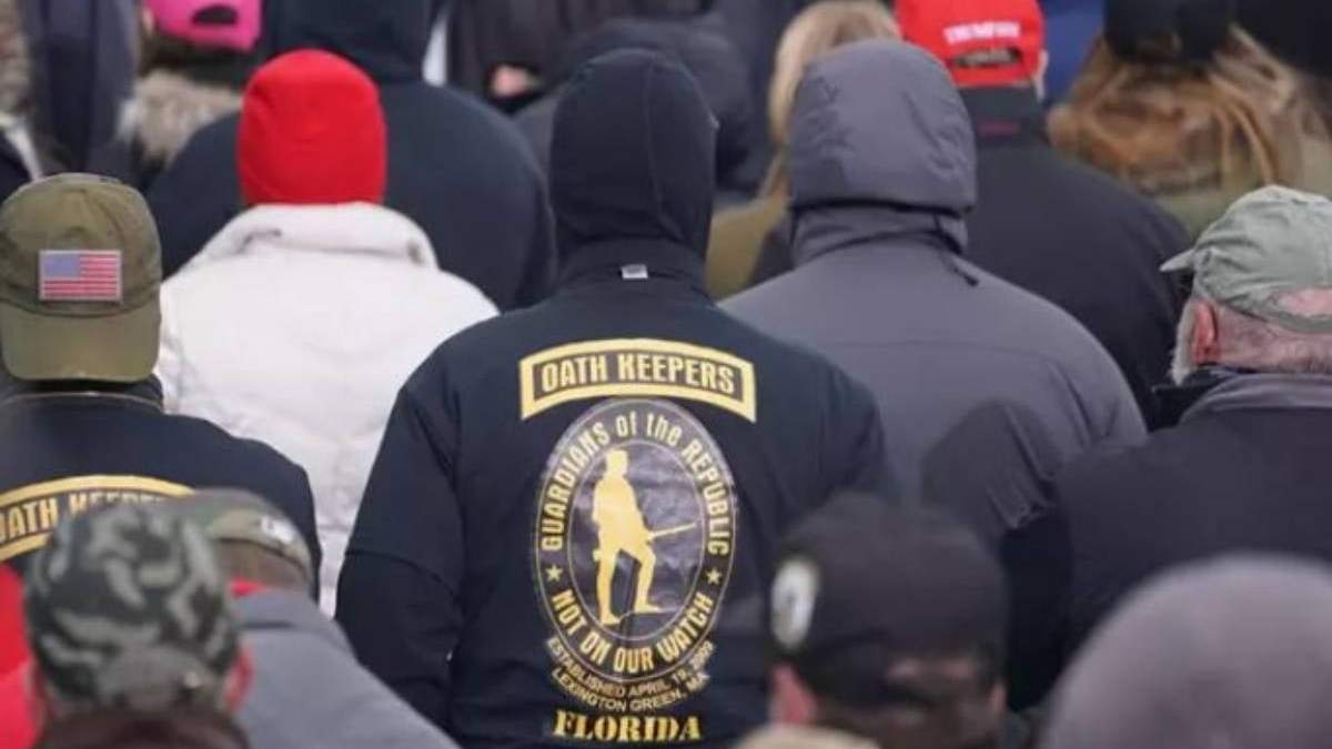 Un simpatizante del grupo paramilitar de extrema derecha