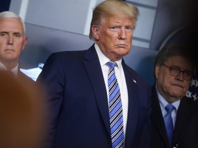 Trump rechaza críticas y asegura que trabaja duro para ayudar a Nueva York en pleno coronavirus