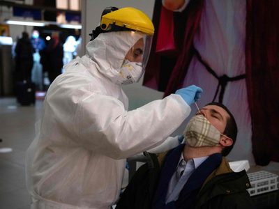 Coronavirus: bajaron los decesos con relación al lunes, pero subieron los contagios