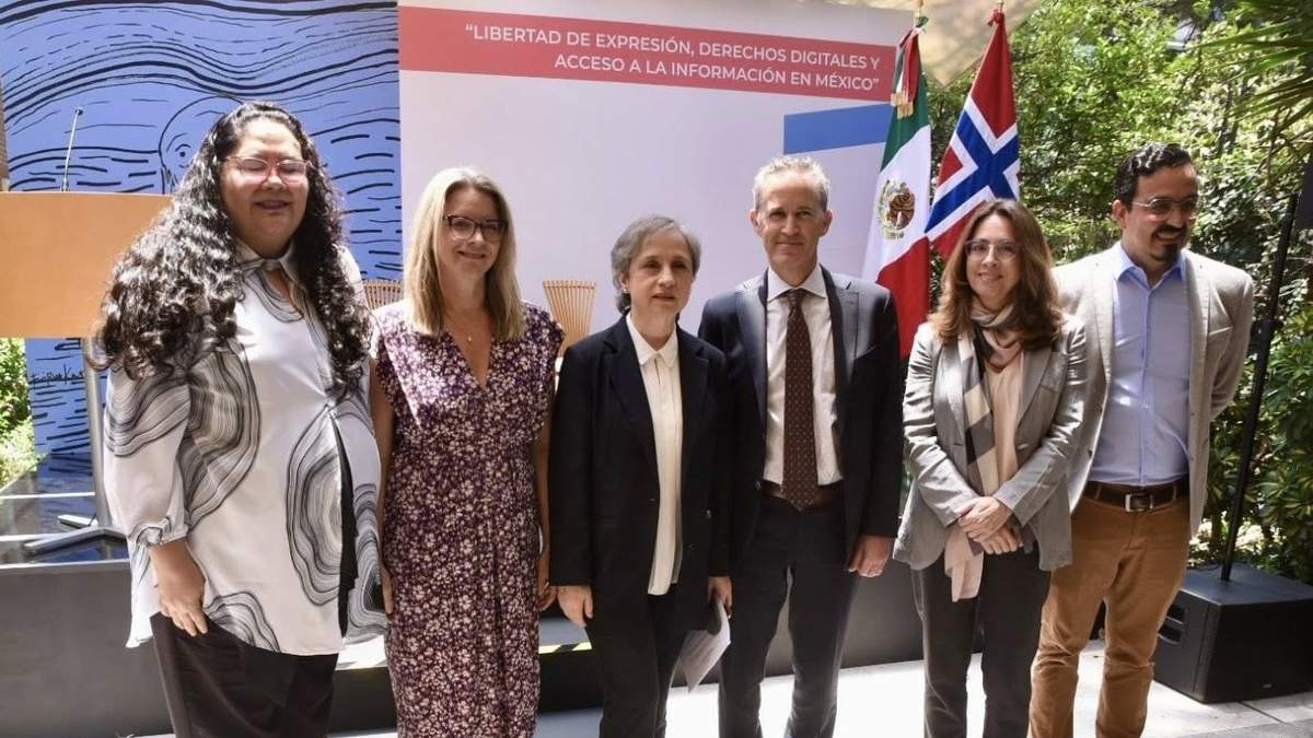 Jhenny Judith Bernal Arellano, directora general del Instituto para la Protección de Personas Defensoras de Derechos Humanos y Periodistas; la embajadora de Noruega en México, Ragnhild Imerslund; la moderadora del panel y periodista, Carmen Aristegui; el exrelator de la ONU, David Kaye, y la exrelatora de la CIDH, Carolina Botero