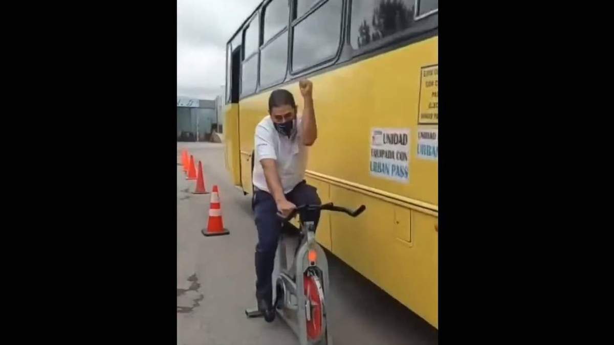 Un conductor de autobús durante el curso de concientización