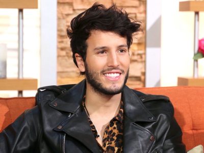 ¡Esto no lo esperaban! Sebastián Yatra se luce como modelo para una revista española. ¡Qué guapo!