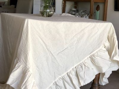 El truco de costura para reciclar un mantel viejo y crear individuales que van a ser un tesoro en tu mesa