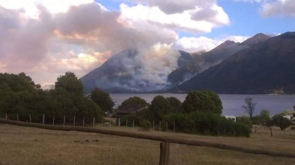Incendio en la zona del lago Paimún. Fuente: (Twitter)