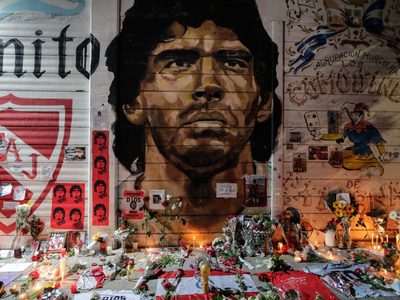 "De rodillas ante Dios": así peregrinó un fiel de Diego Armando Maradona hasta el velatorio