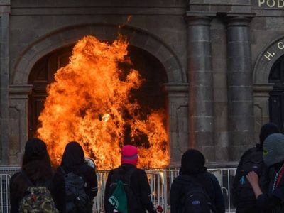 Feministas arrojan bombas molotov a las puertas del Congreso del Edomex; legisladores las denuncian
