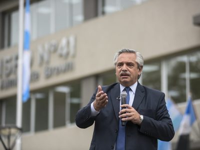 Alberto Fernández: "Los violentos tiran piedras, nosotros llevamos vacunas"