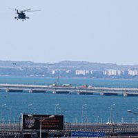 Ataque daña puente que une Rusia con Crimea; Putin promete represalias