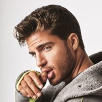 ¡Oiga señor! Maxi Iglesias, el galán español de Separadas que disfruta estar como llegó al mundo