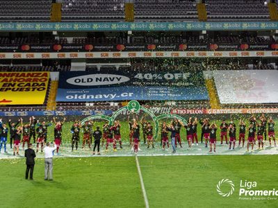 Ganó el clásico con gol de un argentino y levantó la copa con protocolos sanitarios