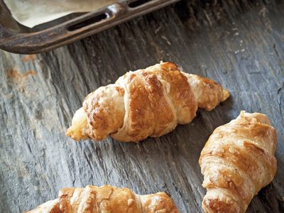 Rollitos hojaldrados: preparalos con jamón y queso que te sobró y una pascualina