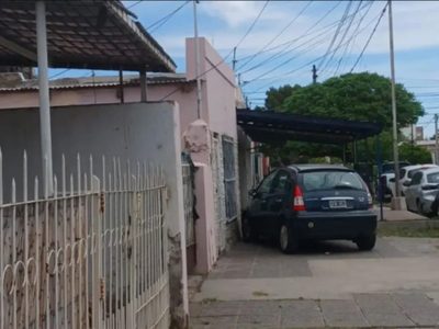 Comenzarán a debatir la aplicación de multas a quienes obstruyan veredas con vehículos o materiales de construcción