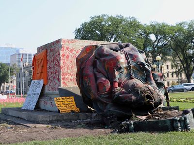 Derriban estatuas de las reinas Victoria e Isabel II en Canadá