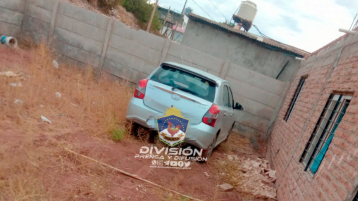 Toyota Etios gris recuperado por la Policía. Fuente: (Policía)