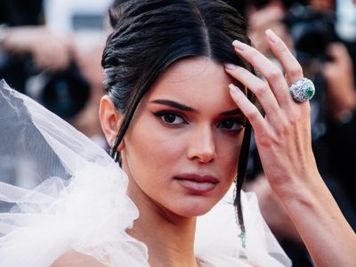 Versace puso a Kendall Jenner como vino al mundo ¡Delirio total!