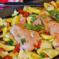 Pollo al horno con papas: la receta de la abuela para que te quede más rico, jugoso y crujiente
