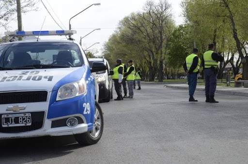 Controles policiales en la ciudad de Neuquén. Fuente: (Facebook)