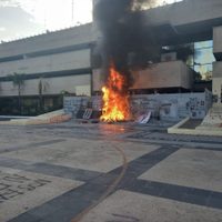 Normalistas queman patrullas, roban pipa de Pemex y vandalizan el Palacio de Gobierno