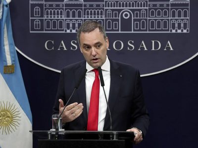 El enojo de Adorni al hablar de su renuncia