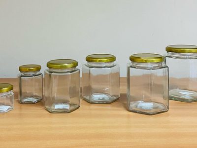 Con 1 copa y 2 frascos de vidrio: creá este portavelas, que parece comprado en una tienda de lujo