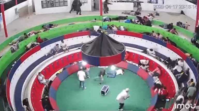 Los asistentes a las peleas de gallos tratan de resguardarse en el piso durante el ataque armado