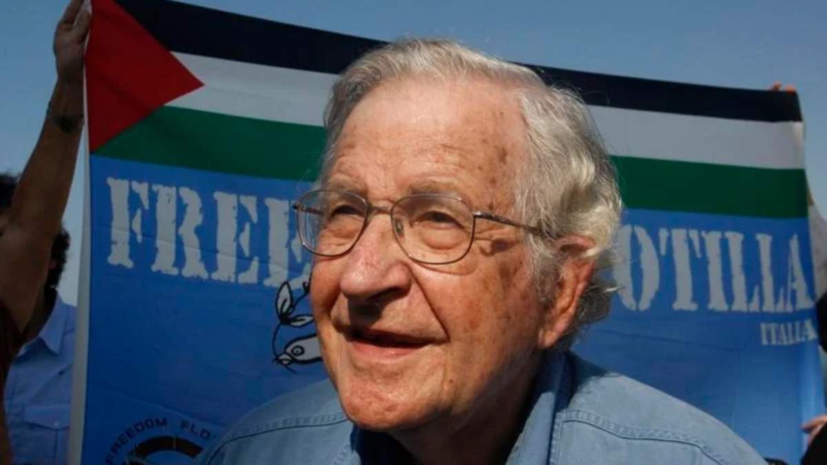 El activista Noam Chomsky participa en una conferencia de prensa en el puerto de Ciudad de Gaza para apoyar una flota con destino a Gaza