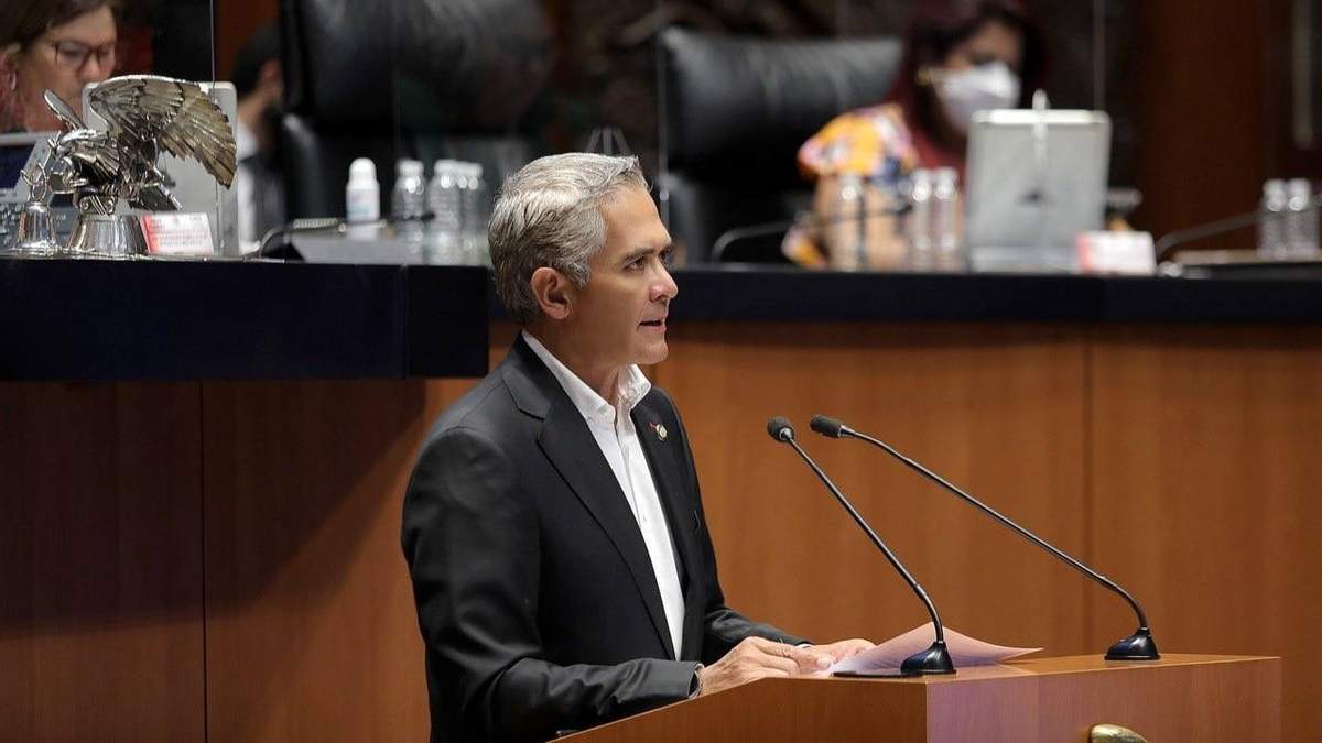 El senador perredista y exjefe de gobierno en la CDMX