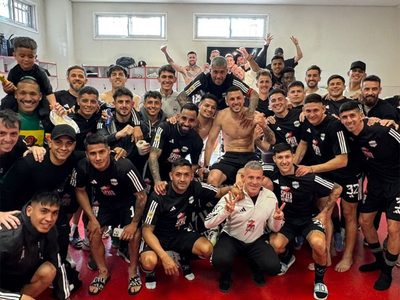 Deportivo Riestra ganó y es líder del fútbol argentino