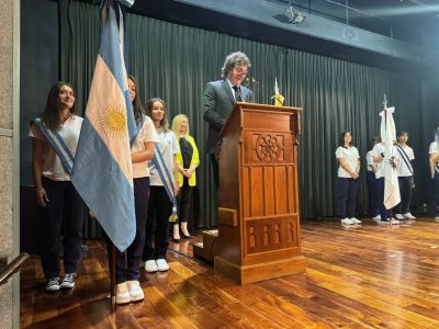 Anécdotas, economía y dos desmayos: así fue el discurso de Javier Milei en la escuela que estudió
