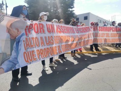 Protestan trabajadores y pensionados del Edomex por desabasto de medicamentos