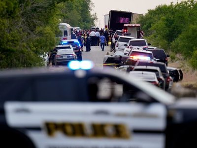 Abandonan un tráiler con al menos 42 migrantes muertos en San Antonio, Texas