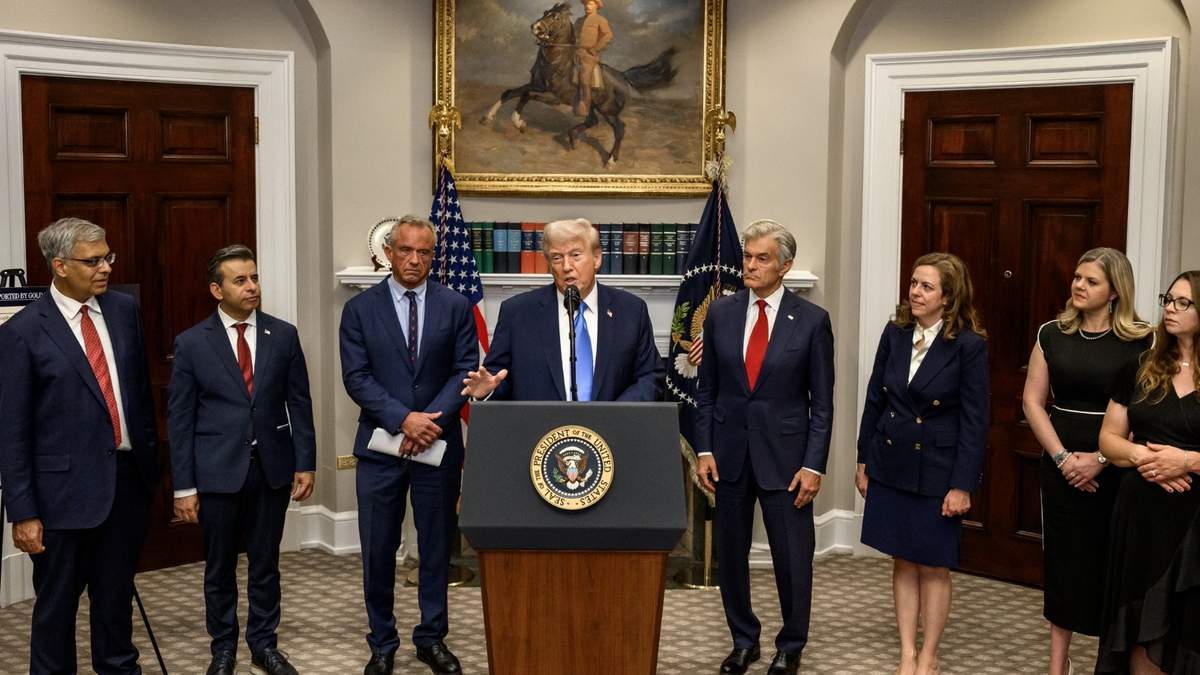 Trump en el momento del anuncio de la nueva guía que alerta a los médicos sobre un posible vínculo entre el uso de Tylenol durante el embarazo y un mayor riesgo de autismo
