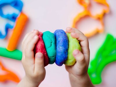 Ahorrá para el regalo de Navidad y prepará esta ingeniosa masa de juguete para los chicos