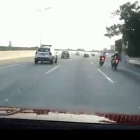 Motociclista se impacta contra muro de contención en Paso Exprés de Cuernavaca (Video)