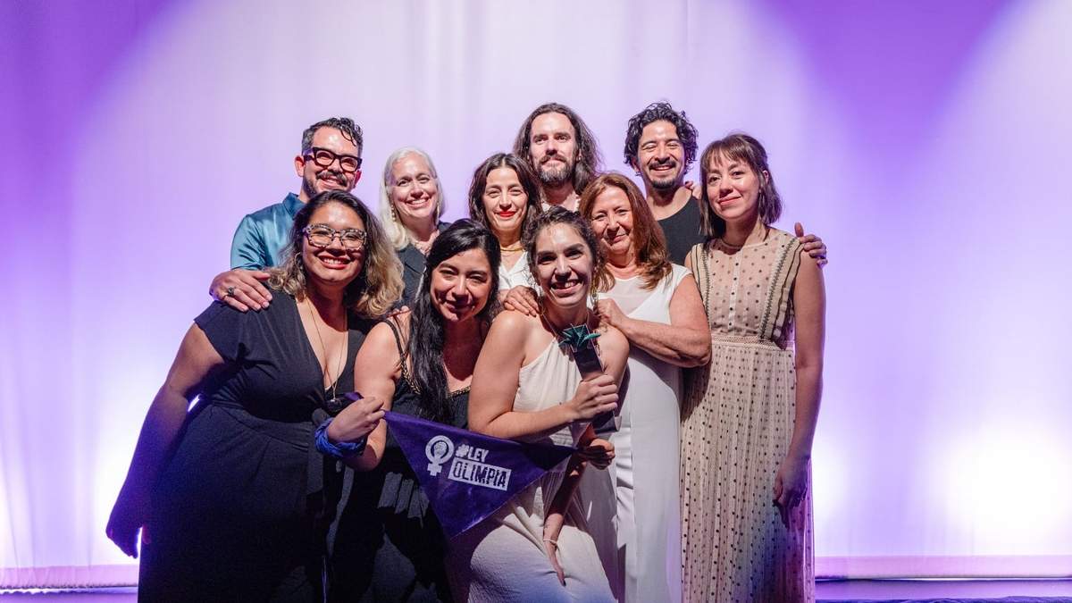 Indira Cato, ganadora al premio de la Mejor Película Mexicana, en el Festival Internacional de Cine de Guadalajara, con el jurado