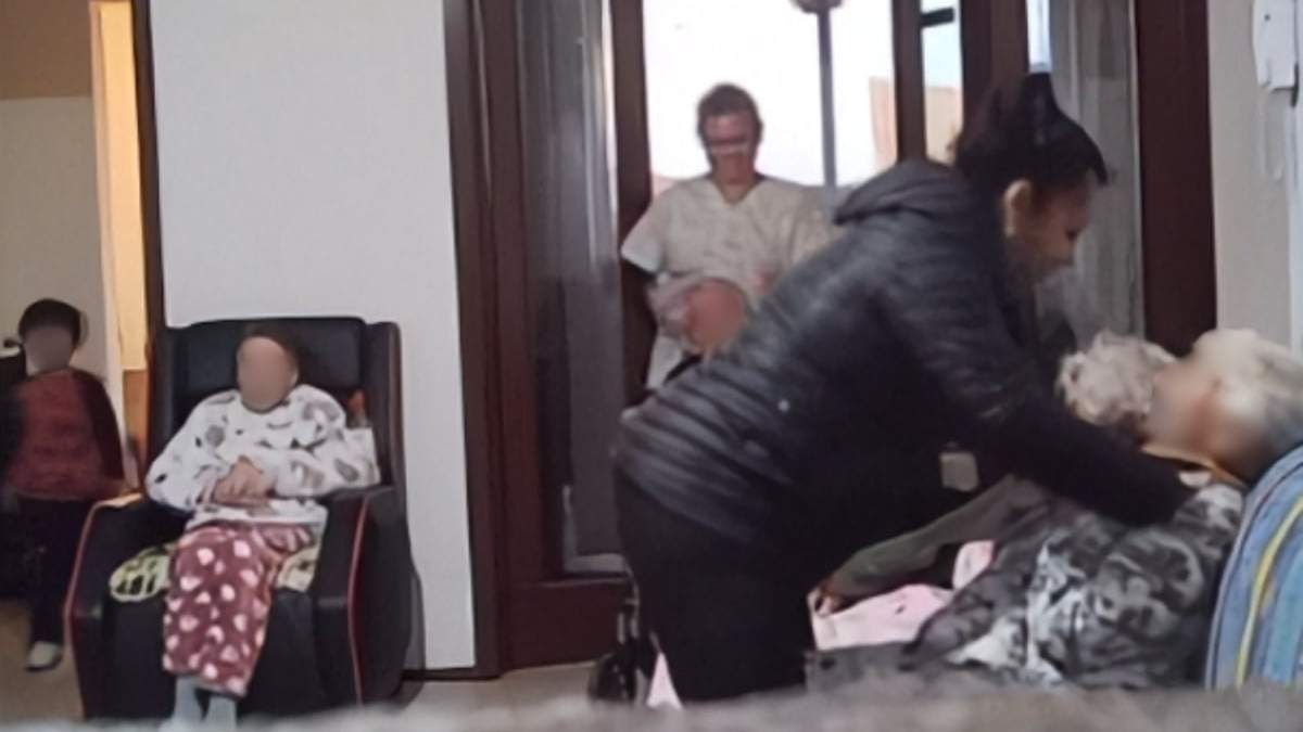 Un video muestra a una de las presuntas cuidadoras sacudiendo a una mujer de la tercera edad