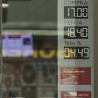 El peso llega a niveles no vistos desde 2016; el dólar se vende en 17.49 pesos