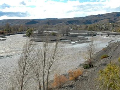 Licitan defensa fluvial tras el accidente que anegó viviendas en la última crecida del Curi Leuvú
