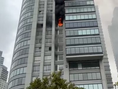 Más de 100 evacuados por un intenso incendio en una torre de Puerto Madero