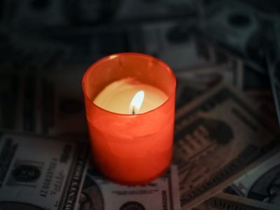 Rituales: así tenés que decorar tus velas con eucalipto para atraer la energía más positiva