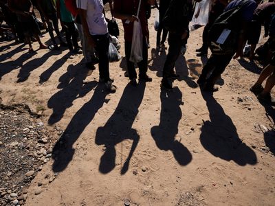 Departamento de Justicia demanda a Texas por ley que permitiría a la policía detener a migrantes