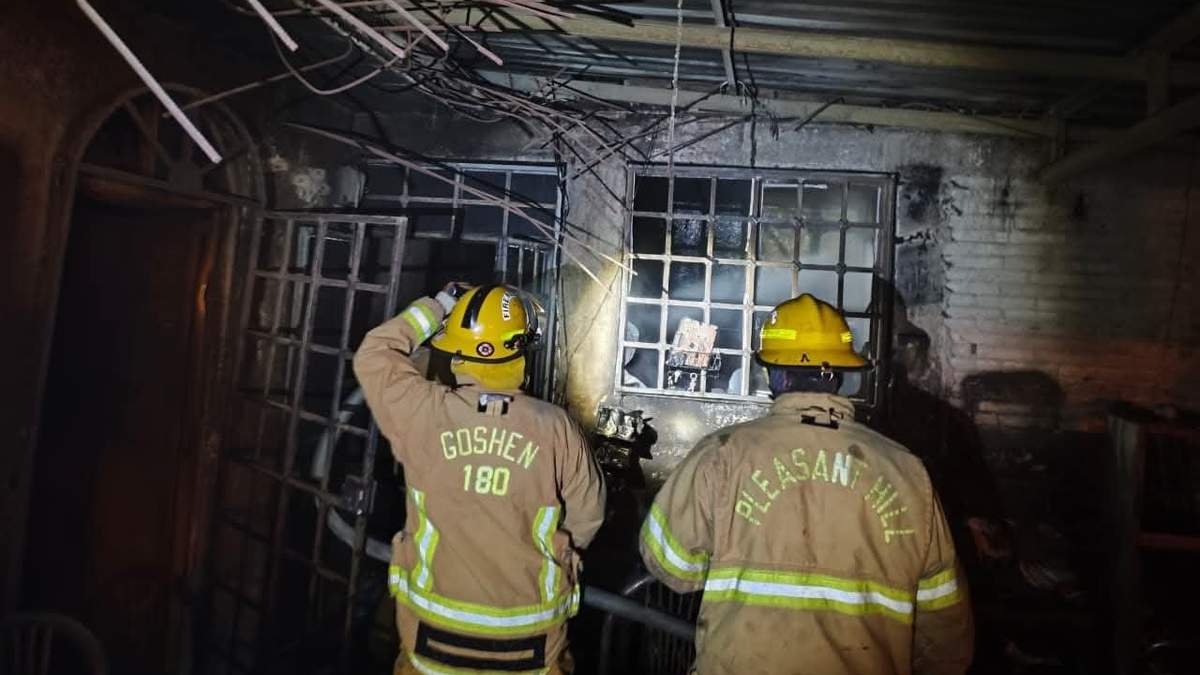Bomberos trabajan en la casa de madera y lámina galvanizada en la que una familia perdió la vida por inhalar dióxido de carbono al incendiarse su vivienda, el martes 10 de febrero de 2026 en Chilpancingo, Guerrero