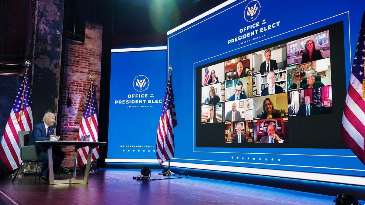 El presidente electo durante una reunión con expertos de seguridad nacional