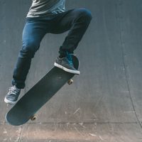 Video: un skater arriesgó su vida en Cutral Co