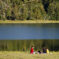 Una laguna escondida es la escapada ideal para los turistas en San Martín de los Andes