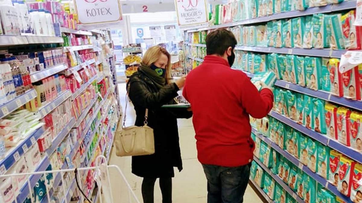 Personal recorriendo supermercados de Zapala. Fuente: (Twitter).