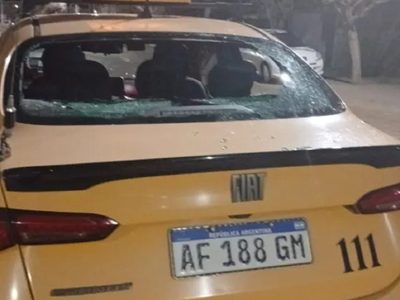 Atacaron a golpes a un taxista en una toma de Neuquén y le destruyeron todos los vidrios