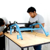 Universitarios construyen triciclo eléctrico para ayudar a una joven parapléjica de Oaxaca