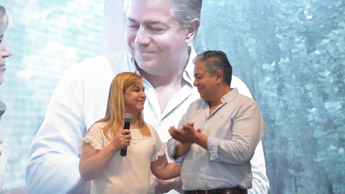 Rolando Figueroa junto a Gloria Ruiz. Fuente: (Twitter).